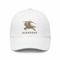 قبعة Burberry بشعار Equestrian البيضاء – الأيقونة البريطانية ذات الأسلوب الخالد.